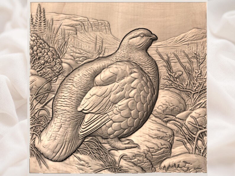 Pu&ograve; includere: Un'intagliatura in legno dettagliata di un uccello, probabilmente un gallo cedrone, in un ambiente naturalistico. L'opera d'arte raffigura l'uccello posato su una roccia, circondato da erba, rocce e un paesaggio con montagne e un lago. L'intaglio &egrave; in tonalit&agrave; marroni.