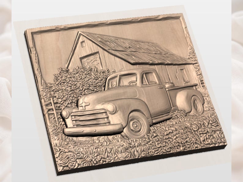 Op de afbeelding: Een houten reli&euml;fsnijwerk dat een vintage pick-up truck voor een schuur afbeeldt. Het kunstwerk is in bruintinten en heeft gedetailleerde texturen van de truck, de schuur en het omringende gebladerte. Het snijwerk is gemonteerd op een vierkant houten paneel.
