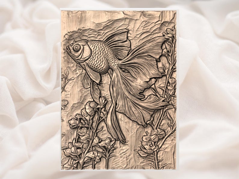 Pu&ograve; includere: Intaglio a rilievo dettagliato di un pesce rosso che nuota tra piante acquatiche. L'opera &egrave; resa in tonalit&agrave; marroni, mostrando le squame del pesce, le pinne fluenti e la consistenza della flora circostante. Tema naturale e organico.