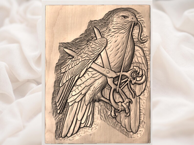 Pu&ograve; includere: Intaglio in legno dettagliato di un falco che tiene un serpente nel becco e strumenti negli artigli. Il falco &egrave; raffigurato con intricati dettagli delle piume ed &egrave; ambientato su uno sfondo di legno marrone chiaro. L'intaglio ha un'estetica rustica e vintage.