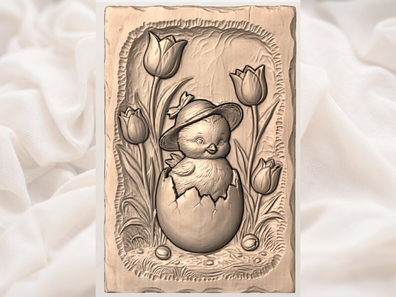 Puede incluir: Escultura en relieve detallada de un pollito saliendo de un huevo agrietado, con sombrero, rodeado de tulipanes. La obra de arte est&aacute; en un marco rectangular con una apariencia texturizada y envejecida, y dos huevos peque&ntilde;os en la base.