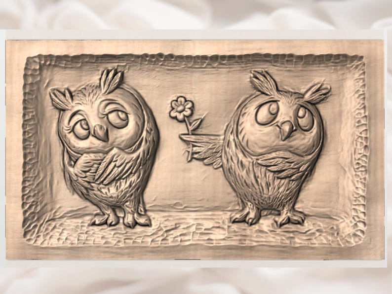 Puede incluir: Un relieve de madera con dos b&uacute;hos de dibujos animados. Un b&uacute;ho parece ofrecer una flor al otro. El relieve est&aacute; enmarcado en un marco rectangular con un borde texturizado. Los b&uacute;hos tienen ojos grandes y plumas detalladas.