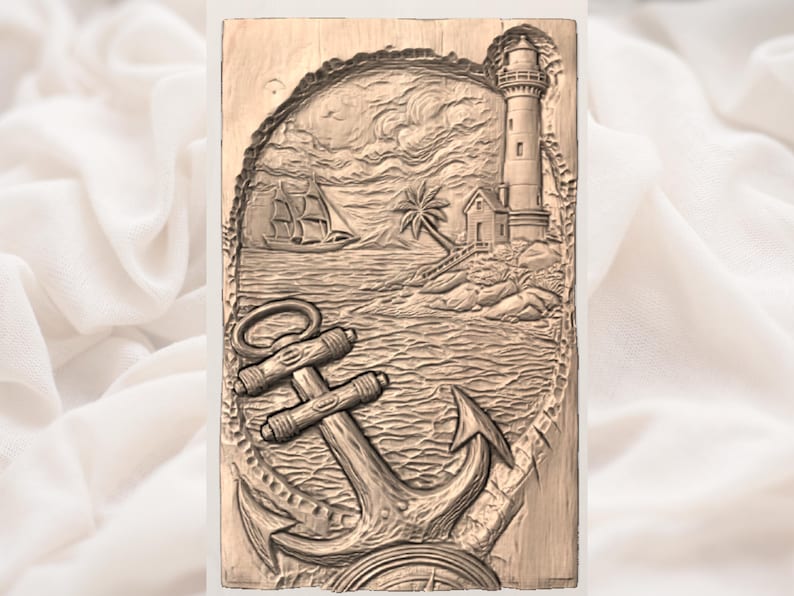 Op de afbeelding: Houten reli&euml;fsnijwerk dat een nautische sc&egrave;ne uitbeeldt. Het kunstwerk toont een vuurtoren, een zeilboot, een palmboom en een anker. De snijwerk is omlijst door een touw- en kompasontwerp, met gedetailleerde golven en wolken.