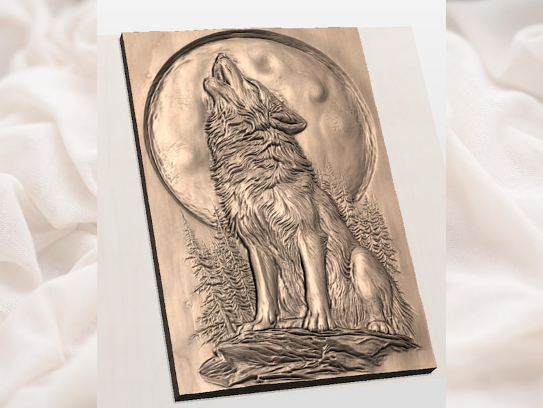 Op de afbeelding: Een gedetailleerd reli&euml;fsnijwerk van een huilende wolf, tegen een volle maan en een achtergrond van dennenbomen. Het kunstwerk is uitgevoerd in bruin- en beigetinten, wat een rustieke en natuurlijke esthetiek cre&euml;ert. De wolf is de centrale focus.