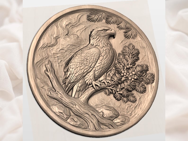 Puede incluir: Un relieve circular detallado de un &aacute;guila posada en una rama, sobre un fondo de follaje y formaciones rocosas estilizadas. El &aacute;guila est&aacute; representada de forma naturalista, con intrincados detalles de plumas. El color general es marr&oacute;n c&aacute;lido y terroso.
