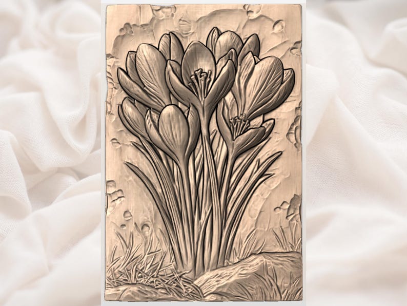 Op de afbeelding: Een gedetailleerd reli&euml;fsnijwerk van krokusbloemen in bloei. Het kunstwerk toont verschillende open en gesloten bloemknoppen met lange, slanke bladeren en grassprieten. Het snijwerk is in bruine en beige tinten.