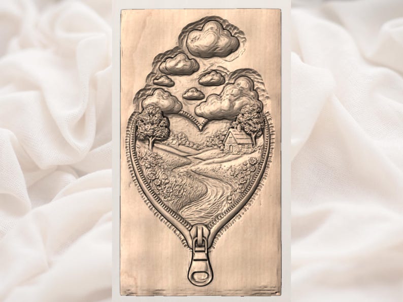 Puede incluir: Una talla de madera que representa una escena de paisaje dentro de una cremallera en forma de coraz&oacute;n. La escena incluye nubes, &aacute;rboles, una casa y un r&iacute;o sinuoso. La talla es en tonos marrones y beige.