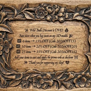 Puede incluir: Placa de madera con borde tallado de flores y hojas. El texto central anuncia un "Descuento por volumen salvaje" con ahorros porcentuales por la compra de m&uacute;ltiples modelos 3D. El texto est&aacute; en una fuente serif.