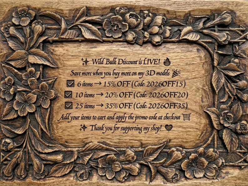 Puede incluir: Placa de madera con borde tallado de flores y hojas. El texto central anuncia un "Descuento por volumen salvaje" con ahorros porcentuales por la compra de m&uacute;ltiples modelos 3D. El texto est&aacute; en una fuente serif.