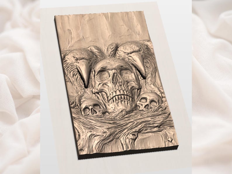 Puede incluir: Escultura en relieve rectangular que representa una calavera central flanqueada por dos cuervos y calaveras m&aacute;s peque&ntilde;as debajo. La obra de arte est&aacute; representada en un tono marr&oacute;n claro monocrom&aacute;tico, con texturas y sombras detalladas.