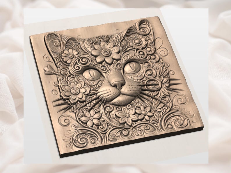 K&ouml;nnte beinhalten: Holzreliefschnitzerei eines Katzenkopfes, aufwendig mit floralen Mustern verziert. Die Merkmale der Katze, einschlie&szlig;lich Augen, Nase und Schnurrhaare, sind von Blumen und Wirbelmustern umgeben. Das Relief hat eine hellbraune Farbe.