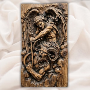 Könnte beinhalten: Eine detaillierte Holzschnitzerei, die einen Engel mit großen Flügeln zeigt, der ein Schwert über einem gehörnten Dämon hält. Die Schnitzerei ist in Brauntönen gehalten und vor einem weißen Hintergrund platziert.