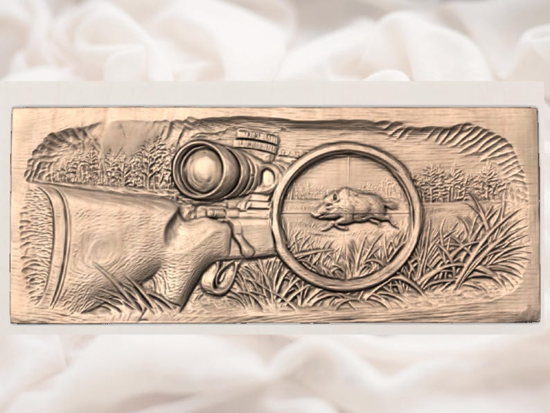 Peut inclure: Une sculpture en bois d&eacute;taill&eacute;e repr&eacute;sente un fusil avec une lunette, focalis&eacute; sur un sanglier dans un cadre naturel. L'&oelig;uvre d'art met en valeur un th&egrave;me de chasse, avec des d&eacute;tails complexes du fusil, du sanglier et du feuillage environnant.