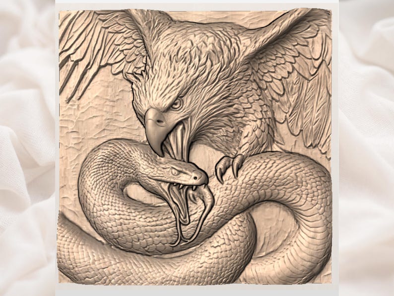 Puede incluir: Un detallado relieve tallado representa un &aacute;guila atacando a una serpiente. El &aacute;guila, con las alas extendidas, tiene el pico abierto, a punto de atacar. La serpiente est&aacute; enroscada, con la boca abierta en defensa. La talla es en tonos marrones.