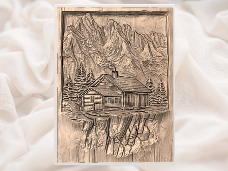 K&ouml;nnte beinhalten: Ein Holzreliefschnitzerei, die eine Berglandschaft mit einer H&uuml;tte inmitten von Kiefern zeigt. Die H&uuml;tte hat einen Schornstein und befindet sich vor einer Kulisse detaillierter Berggipfel. Die Schnitzerei ist in hellem Holz gerahmt.