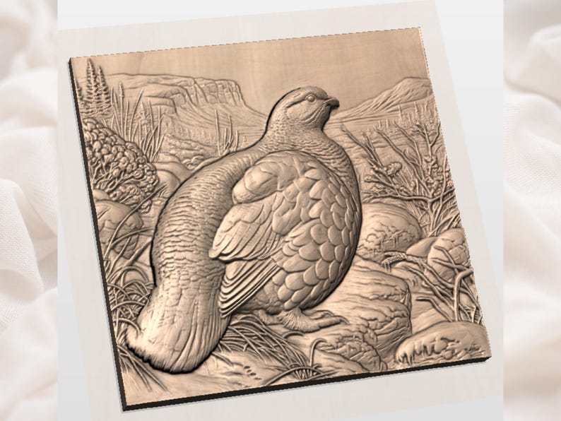 Pu&ograve; includere: Un'intagliatura a rilievo in legno dettagliata di un uccello, probabilmente un gallo cedrone o una pernice, in un paesaggio naturale. L'opera d'arte presenta l'uccello appollaiato su una roccia con piume dettagliate e vegetazione circostante. L'intaglio &egrave; nei toni del marrone.