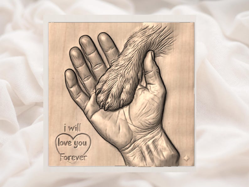 Może przedstawiać: Drewniana tablica z grawerunkiem dłoni trzymającej psią łapę. Obraz jest szczeg&oacute;łowym grawerunkiem ze słowami "i will love you Forever" w sercu. Grafika jest w odcieniach brązu i beżu.