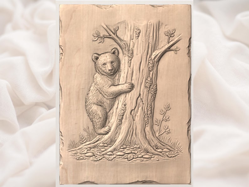 Puede incluir: Una talla de madera detallada representa un osezno abrazando un &aacute;rbol. El oso tiene pelaje texturizado y est&aacute; posicionado en el lado izquierdo del tronco del &aacute;rbol. El &aacute;rbol tiene corteza y follaje detallados.