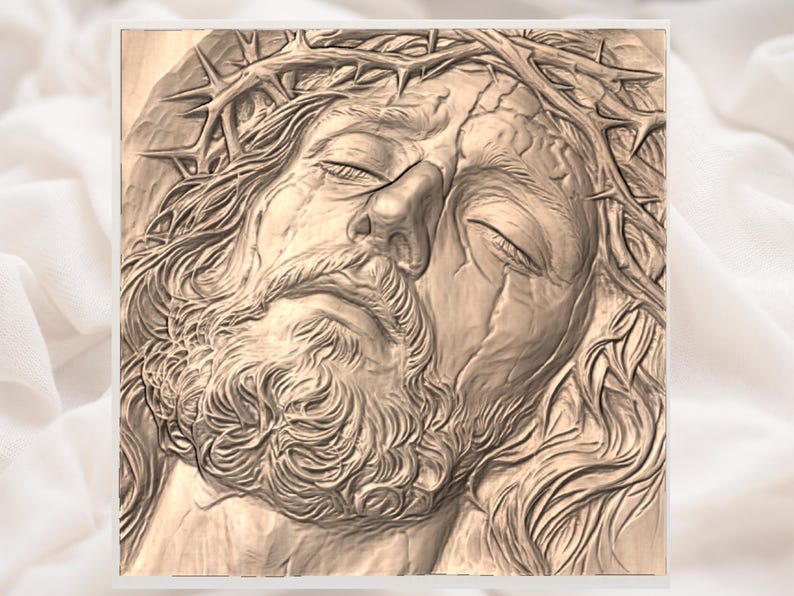 Puede incluir: Una talla en relieve en tonos sepia de un rostro masculino coronado de espinas. La escultura presenta ojos cerrados, barba y cabello largo, mostrando detalles y texturas intrincadas. La obra de arte est&aacute; enmarcada con un borde blanco.