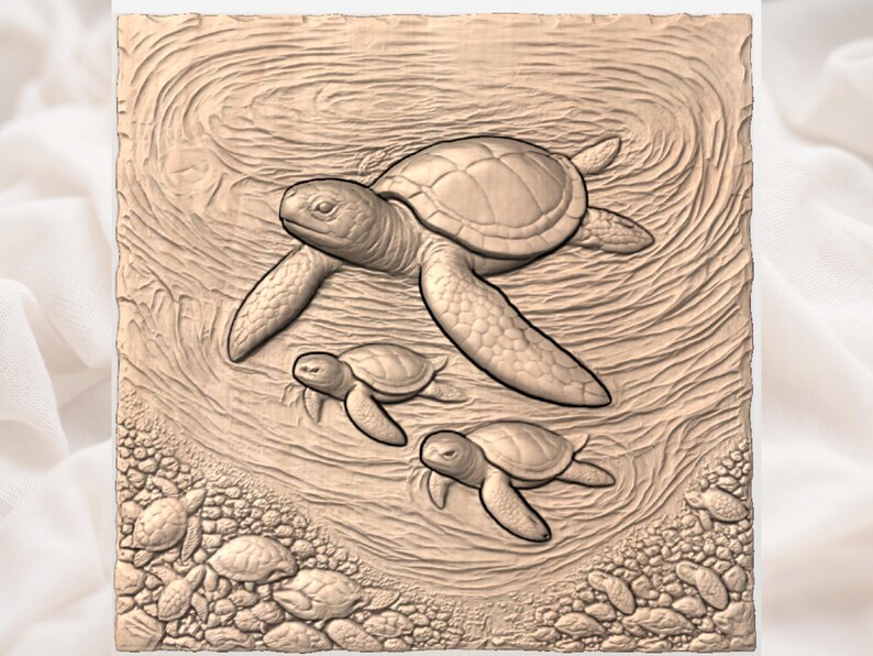 Op de afbeelding: Een gedetailleerd reli&euml;fsnijwerk van een familie zeeschildpadden die in de oceaan zwemmen. Het kunstwerk toont een grote schildpad die twee kleinere schildpadden leidt, met een getextureerde achtergrond en een rand van kleinere schildpadden.
