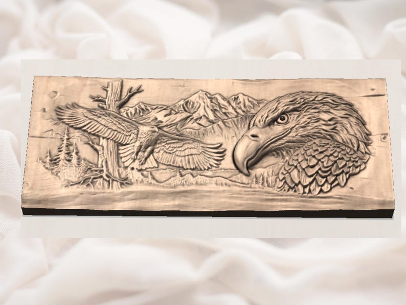Pu&ograve; includere: Un'intagliatura in legno dettagliata raffigurante un'aquila in volo e un primo piano della testa di un'aquila. L'opera presenta una catena montuosa e alberi sullo sfondo. L'intaglio &egrave; in tonalit&agrave; marroni ed &egrave; montato su una base di legno rettangolare.