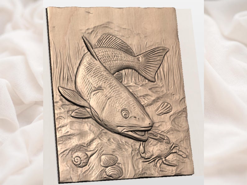 K&ouml;nnte beinhalten: Ein Holzrelief mit zwei Fischen, einer Krabbe und Muscheln in einer Meeresumgebung. Das Kunstwerk ist in Braunt&ouml;nen gehalten, mit detaillierten Texturen und Formen. Die Fische sind der Mittelpunkt, wobei die Krabbe und die Muscheln die Unterwasserszene erg&auml;nzen.
