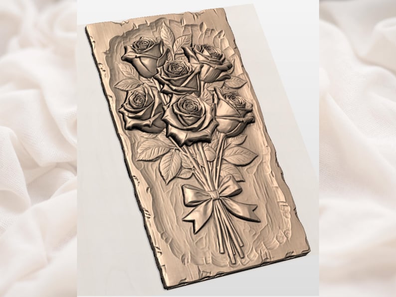 Op de afbeelding: Een bronzen reli&euml;fsnijwerk van een rozenboeket, vastgebonden met een strik. De rozen staan in volle bloei, met gedetailleerde bloemblaadjes en bladeren. Het snijwerk staat op een rechthoekige, getextureerde achtergrond.