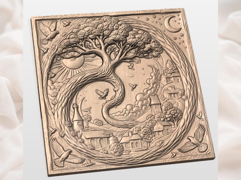 Puede incluir: Panel de madera tallada detallado que representa un &aacute;rbol con ra&iacute;ces y ramas entrelazadas, formando un dise&ntilde;o circular. El panel incluye un sol, una luna, p&aacute;jaros y una escena de pueblo, todo en un tono de madera natural.