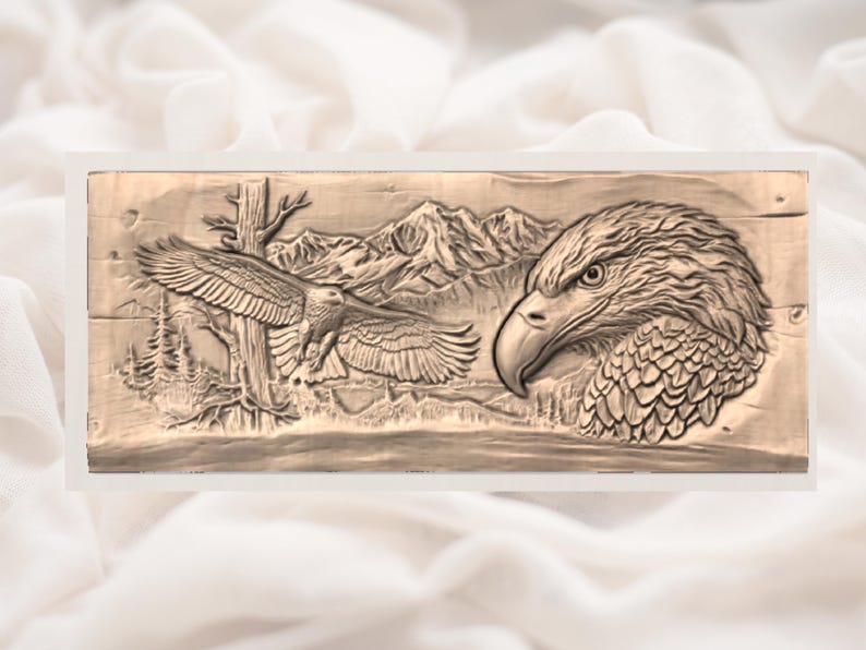 Pu&ograve; includere: Un'intagliatura in legno dettagliata raffigurante un'aquila in volo e la testa di un'aquila. L'intaglio a rilievo presenta una catena montuosa e alberi sullo sfondo. L'opera d'arte &egrave; nei toni del marrone e del beige.