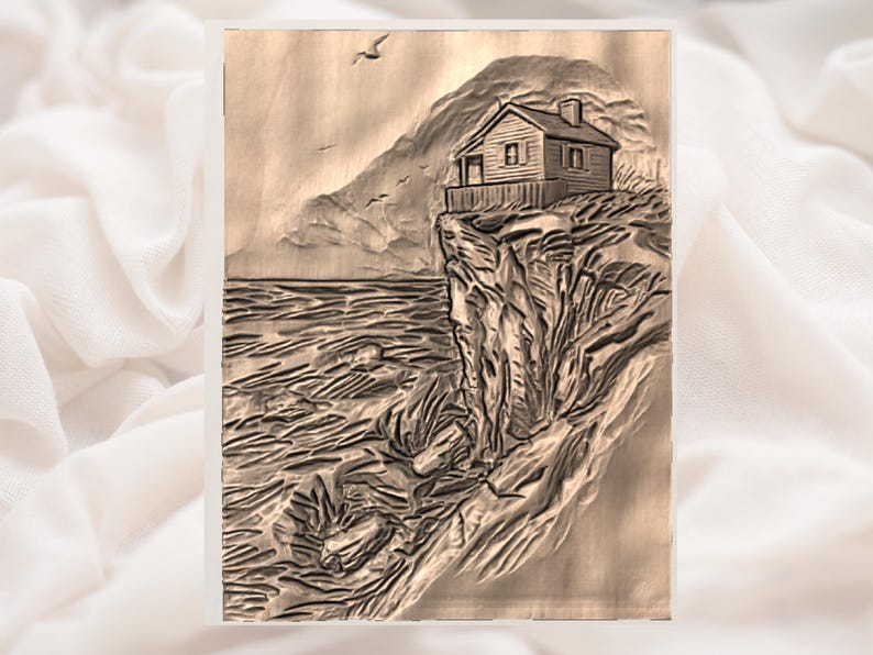 K&ouml;nnte beinhalten: Eine Holzreliefschnitzerei zeigt eine K&uuml;stenszene. Ein kleines Haus sitzt auf einer Klippe mit Blick auf das Meer. Das Kunstwerk zeigt eine detaillierte Schnitzerei des Hauses, der Wellen und des Himmels, mit V&ouml;geln im Flug. Die Farbe ist ein warmer, nat&uuml;rlicher Holzton.