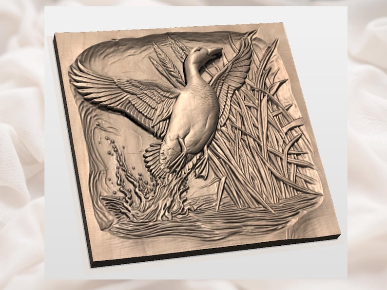 K&ouml;nnte beinhalten: Holzreliefschnitzerei einer Ente im Flug, mit ausgebreiteten Fl&uuml;geln, &uuml;ber Wasser und Schilf. Das Kunstwerk ist detailliert mit strukturierten Oberfl&auml;chen und naturalistischen Elementen, die ein Wildtier-Thema zeigen.