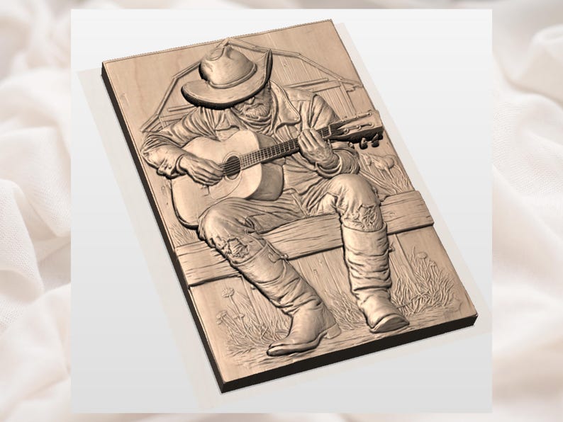 Op de afbeelding: Een houten reli&euml;fsnijwerk toont een cowboy die gitaar speelt, zittend op een houten bank. De cowboy draagt een hoed, overhemd en laarzen. De achtergrond omvat een schuur en gras. Het snijwerk heeft een warme bruine kleur.
