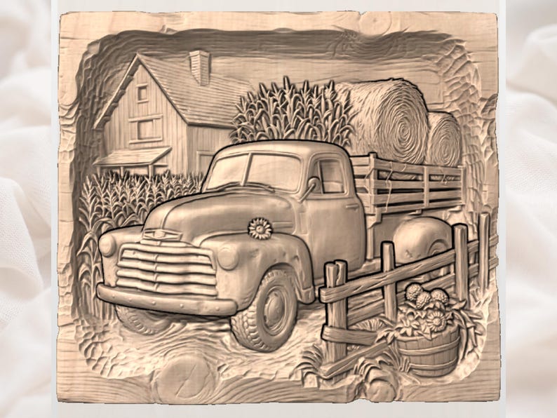 Puede incluir: Talla de madera que representa una escena rural. Una camioneta antigua transporta balas de heno, estacionada frente a una granja y un campo de ma&iacute;z. Una valla de madera y un barril de flores est&aacute;n en primer plano. La talla es en tonos marrones.