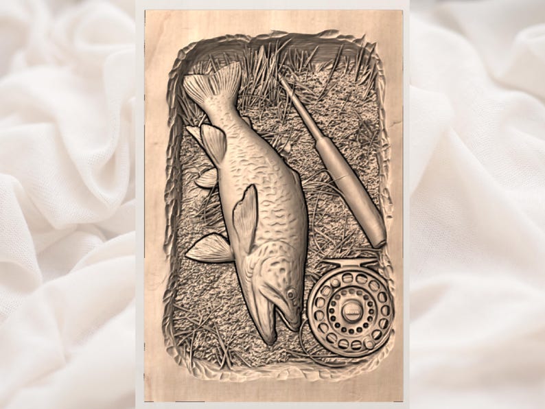 Puede incluir: Un relieve en tonos sepia que representa un pez, un carrete y una ca&ntilde;a de pescar sobre un fondo de hierba. La obra de arte est&aacute; enmarcada dentro de un borde rectangular, mostrando una ilustraci&oacute;n detallada de equipo de pesca.