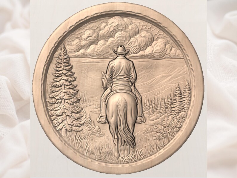 Puede incluir: Una talla de madera circular representa a un vaquero a caballo, visto desde atr&aacute;s, en un paisaje monta&ntilde;oso. El relieve incluye &aacute;rboles, nubes y un borde detallado, todo en un tono de madera natural.