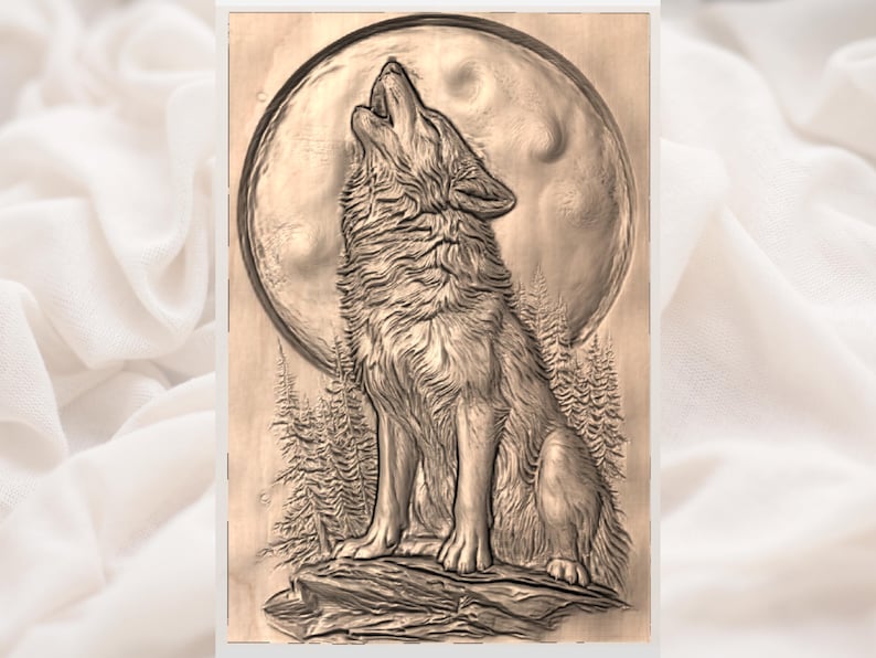 Op de afbeelding: Een gedetailleerde houtsnijwerk toont een huilende wolf tegen een volle maan. De wolf zit op een rots, met bomen op de achtergrond. Het snijwerk is in bruin- en beigetinten, wat een rustieke, natuurlijke uitstraling cre&euml;ert.