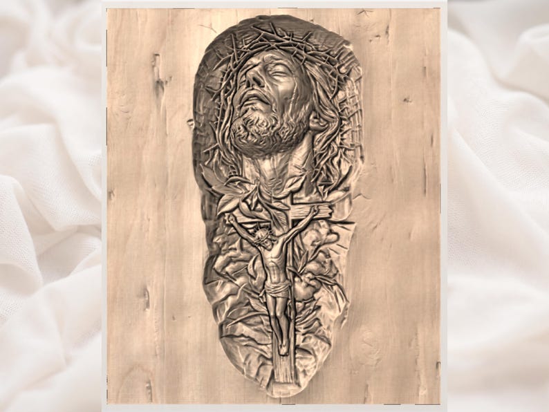 Puede incluir: Relieve en tonos sepia que representa a Jesucristo con una corona de espinas y una escena de crucifixi&oacute;n. La obra de arte est&aacute; montada sobre un panel de madera clara, mostrando texturas y sombras detalladas.