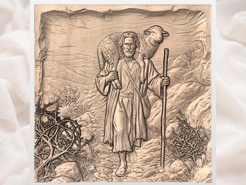 Puede incluir: Un relieve de madera tallada que representa una figura que lleva un cordero sobre sus hombros, caminando por un sendero. La figura sostiene un bast&oacute;n y est&aacute; rodeada de rocas y arbustos espinosos. La obra de arte es en tonos marrones.