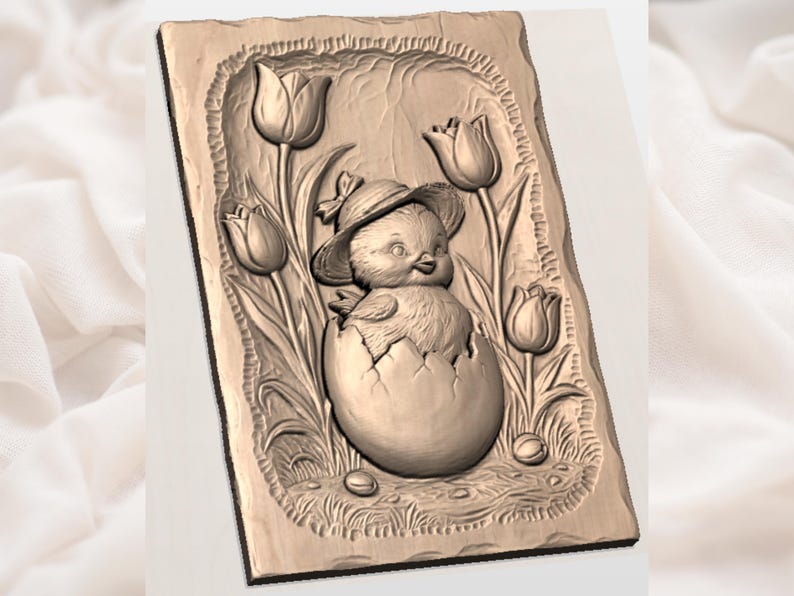 Puede incluir: Placa de madera tallada con un relieve de un pollito saliendo de un huevo, con sombrero, rodeado de tulipanes. El marco rectangular tiene un borde texturizado, que representa una escena de Pascua.