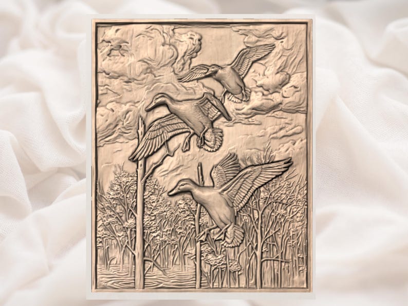 Puede incluir: Un relieve de color bronce que representa tres patos en vuelo sobre un paisaje pantanoso. La obra de arte presenta representaciones detalladas de &aacute;rboles, agua y nubes, creando una escena con tem&aacute;tica de la naturaleza. Los patos se muestran con las alas extendidas.