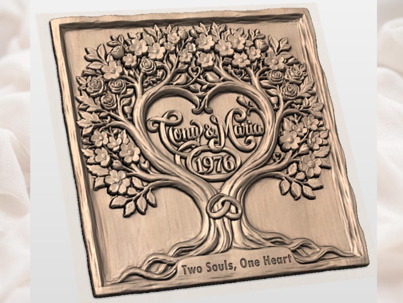 K&ouml;nnte beinhalten: Bronze-farbene, rechteckige Plakette mit detaillierter Reliefschnitzerei eines Baumes. Die &Auml;ste des Baumes bilden ein Herz, mit den Namen "Tony & Maria" und dem Jahr "1976" darin. Am Fu&szlig; des Baumes steht "Two Souls, One Heart".
