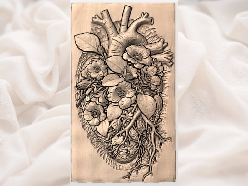 Puede incluir: Talla de madera de un coraz&oacute;n humano entrelazado con flores, hojas y ra&iacute;ces. Los detalles anat&oacute;micos del coraz&oacute;n son visibles, con elementos florales contrastantes. La obra de arte est&aacute; en tonos marrones y beige.