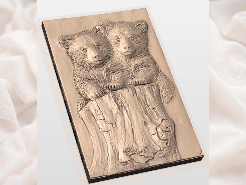 Puede incluir: Un relieve de madera rectangular con dos cachorros de oso posados en un toc&oacute;n de &aacute;rbol. Los cachorros est&aacute;n representados con detalles finos, y la talla tiene un tono de madera natural. Objeto decorativo.