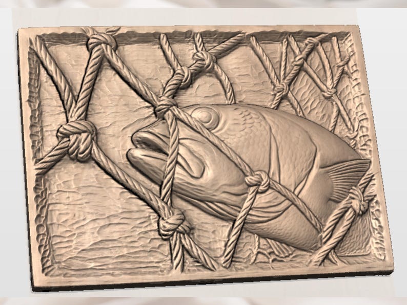 Pu&ograve; includere: Un'intaglio a rilievo rettangolare in legno di un pesce intrappolato in una rete. Il pesce &egrave; dettagliato con squame e pinne, e la rete &egrave; fatta di corda spessa annodata. L'intaglio &egrave; in tonalit&agrave; marroni.