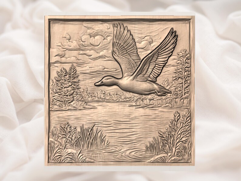 Puede incluir: Tallado en relieve detallado de un pato en vuelo sobre un lago, enmarcado por &aacute;rboles y juncos. La obra de arte est&aacute; en un tono de madera natural, con las alas del pato completamente extendidas. La escena evoca la naturaleza y la vida silvestre.