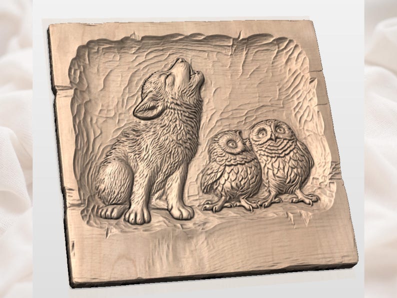 Pu&ograve; includere: Un'incisione in rilievo in legno raffigurante un cucciolo di lupo che ulula e due gufi. L'opera d'arte &egrave; intagliata in un blocco di legno rettangolare, che mostra trame dettagliate e una tonalit&agrave; di legno naturale. Il lupo &egrave; raffigurato con la testa alzata e i gufi sono affiancati.