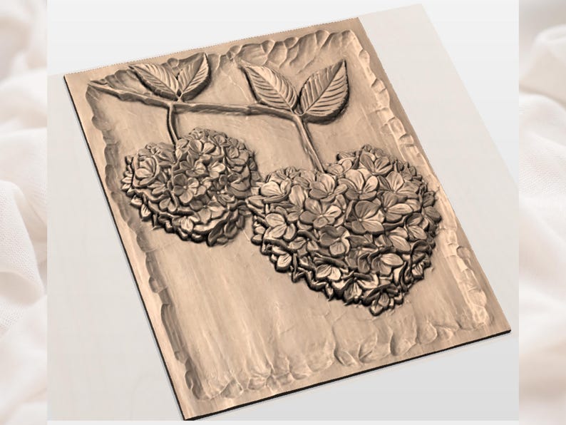 Puede incluir: Un relieve rectangular de madera marr&oacute;n claro con dos racimos de flores de hortensia y hojas. Las flores est&aacute;n intrincadamente detalladas, con una superficie texturizada y una est&eacute;tica natural y org&aacute;nica. El relieve est&aacute; sobre un fondo texturizado.