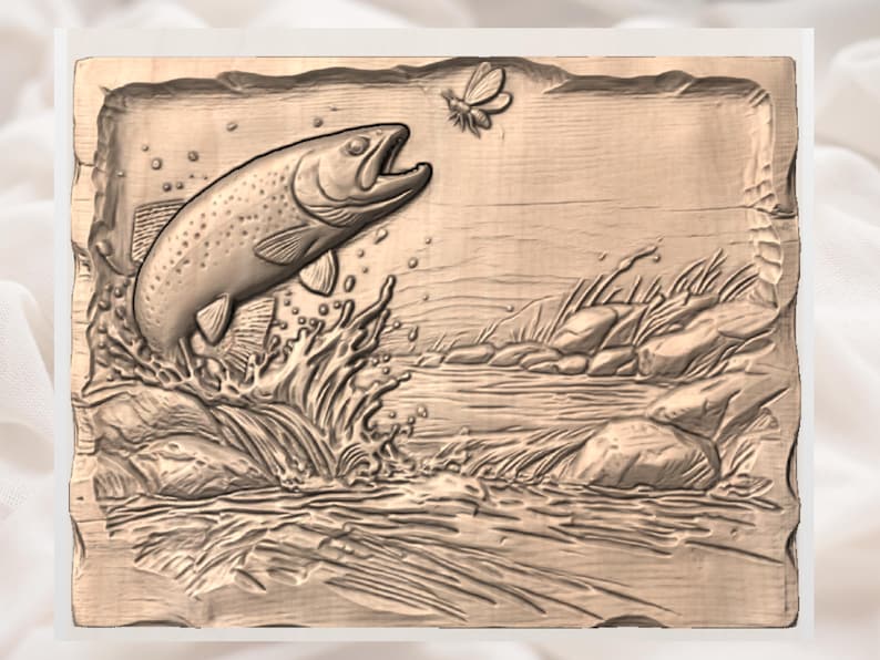 K&ouml;nnte beinhalten: Detaillierte Reliefschnitzerei einer Forelle, die aus dem Wasser springt, mit einer Fliege dar&uuml;ber. Das Kunstwerk ist in einem nat&uuml;rlichen Holzton gehalten und zeigt eine Flussszene mit Felsen und Vegetation. Der Fisch ist der Mittelpunkt.