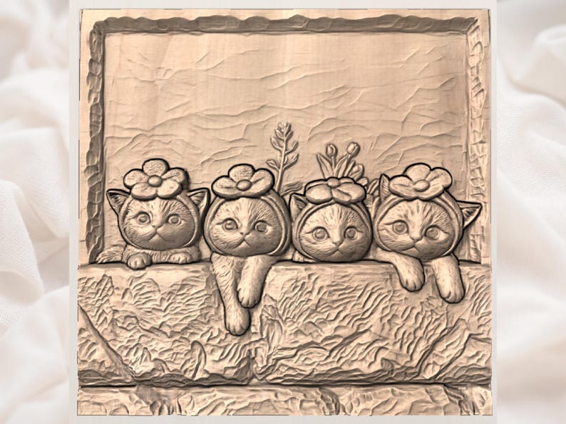 Op de afbeelding: Een houten reli&euml;fsnijwerk met vier gestileerde kattengezichten met bloemhoeden. De katten zijn in een rij gerangschikt, met hun poten rustend op een getextureerde richel. De snijwerk is in bruintinten.