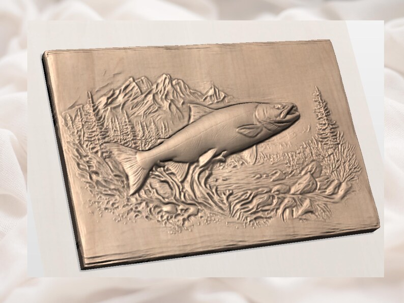 Puede incluir: Tallado en relieve de madera que representa un pez nadando en un r&iacute;o, con monta&ntilde;as y &aacute;rboles al fondo. El tallado es de forma rectangular y tiene un color de madera natural.